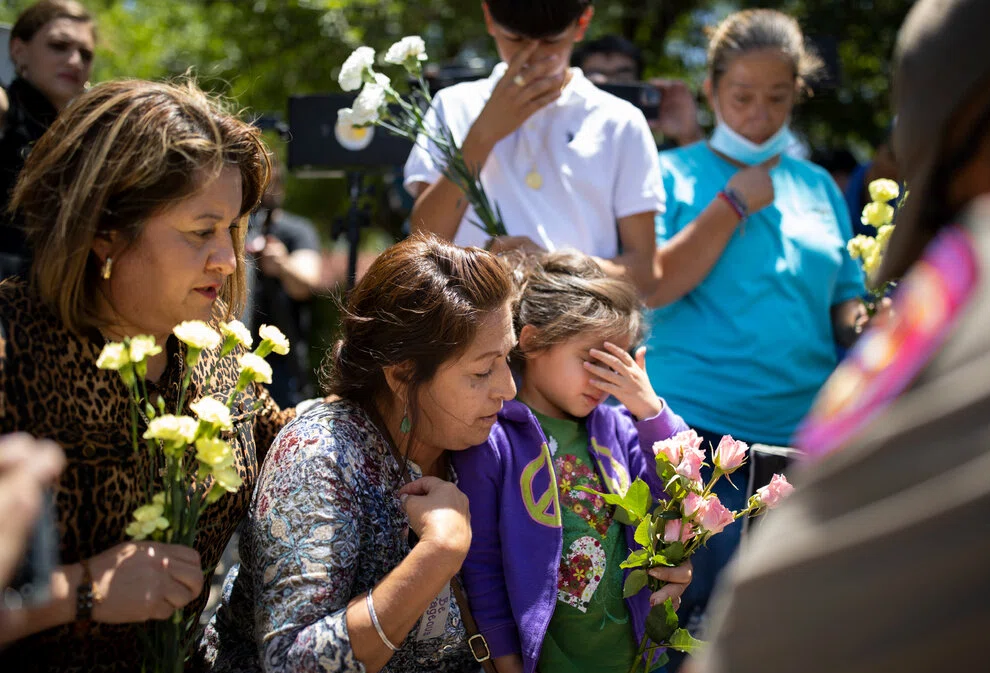 Students paying tribute to the fallen peers in the Uvalde Massacre