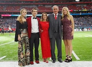 is-sarah-marshall-related-to-arthur-blank